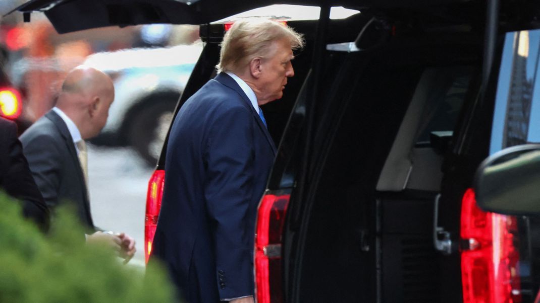 Trump am Tag der Auftaktplädoyers auf dem Weg zum Manhattaner Gerichtsgebäude.