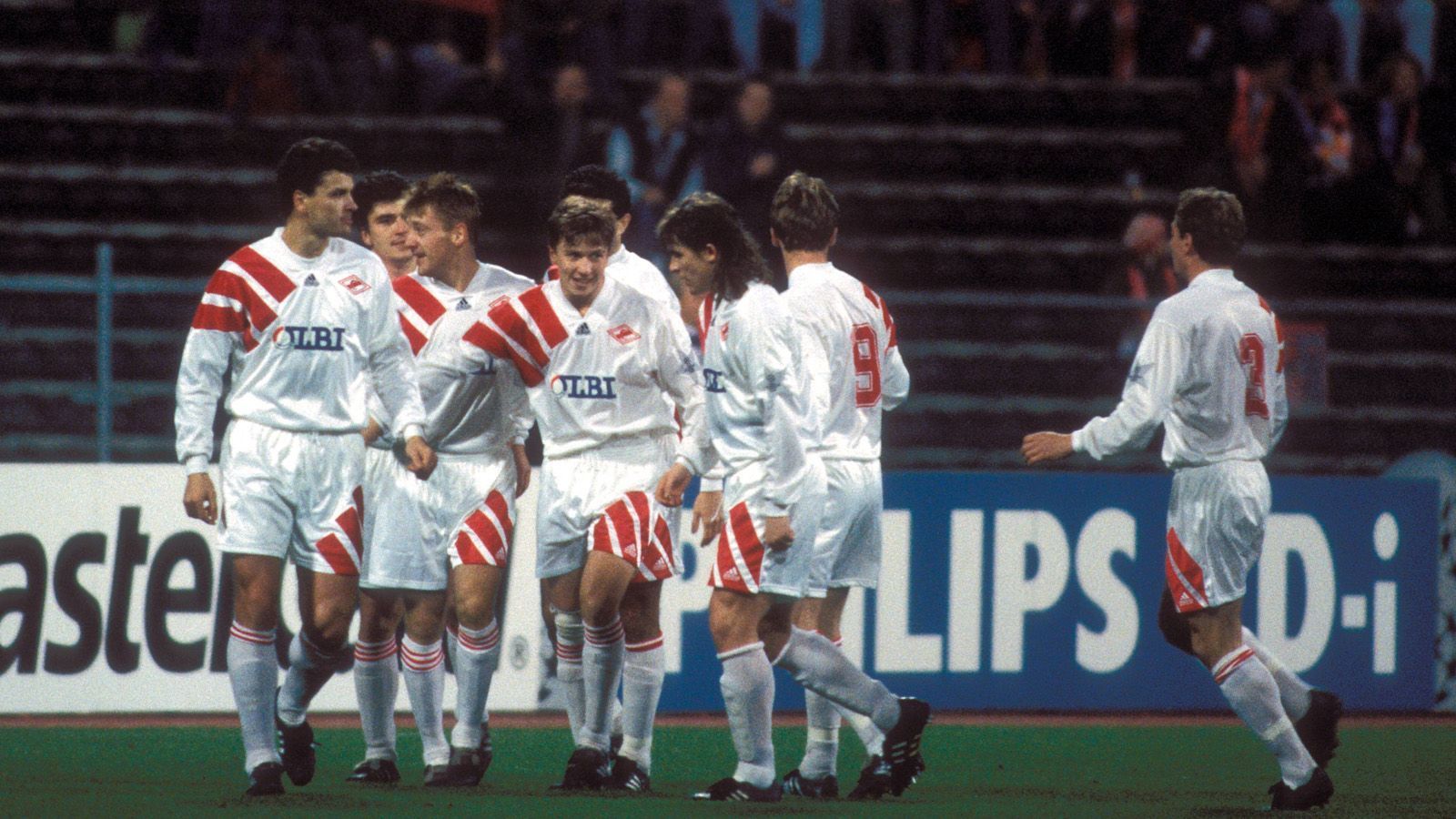 
                <strong>Spartak Moskau </strong><br>
                Saison: 1995/96Torverhältnis: 15:4Gegner: Blackburn Rovers, Legia Warschau, Rosenborg BKEndplatzierung im Wettbewerb: Viertelfinale (0:2, 2:2 gegen FC Nantes)Sieger: Juventus Turin
              