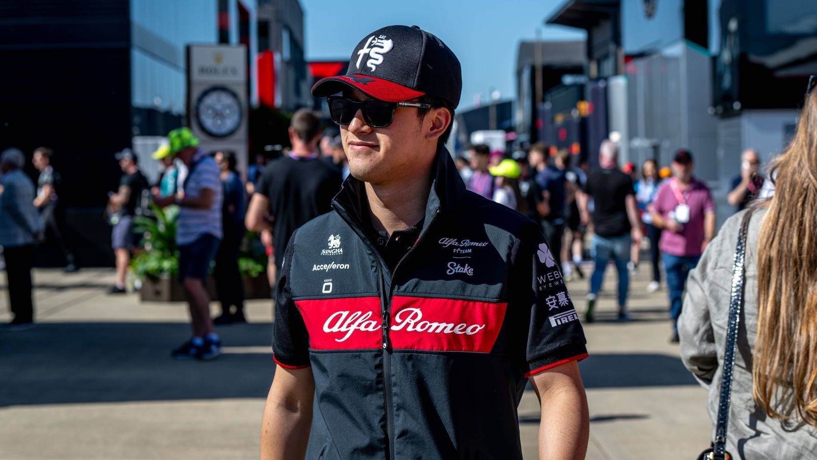 
                <strong>Guanyu Zhou (Alfa Romeo)</strong><br>
                Guanyu Zhou könnte in dieser Saison um den Titel "Welcher Fahrer war am seltensten im Bild" mitfahren, nicht aber jedoch um wirklich Zählbares. Der Chinese fällt selten aus und macht ebenfalls selten Fahrfehler, aber seine Pace reicht einfach nicht. Alfa Romeo, das 2026 als Audi-Werksteam an den Start gehen wird, dürfte sich gut überlegen, ob Zhou auch nach der Übernahme noch im Wagen sitzt. Bereits jetzt soll der deutsche Autobauer ein Wort bei den Entscheidungen im Sauber-Team mitzureden haben.
              
