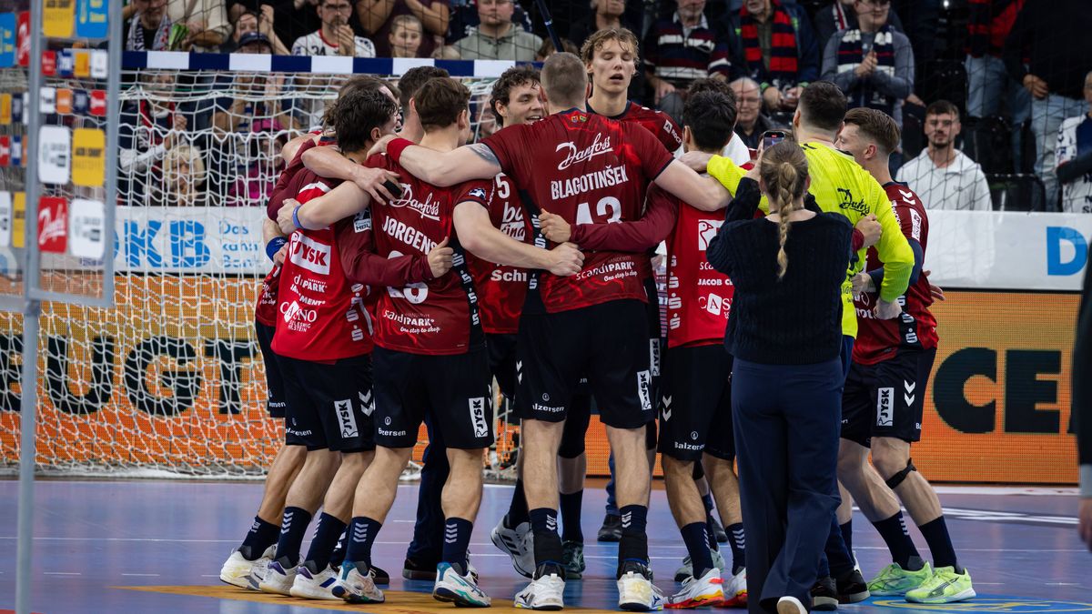 DAIKIN HBL: SG Flensburg-Handewitt vs HC Erlangen; 26.10.25 Jubel nach Sieg Team SG Flensburg-Handewitt DAIKIN HBL: SG Flensburg-Handewitt vs HC Erlangen, GP JOULE Arena am 26.10.25 *** DAIKIN HBL ...