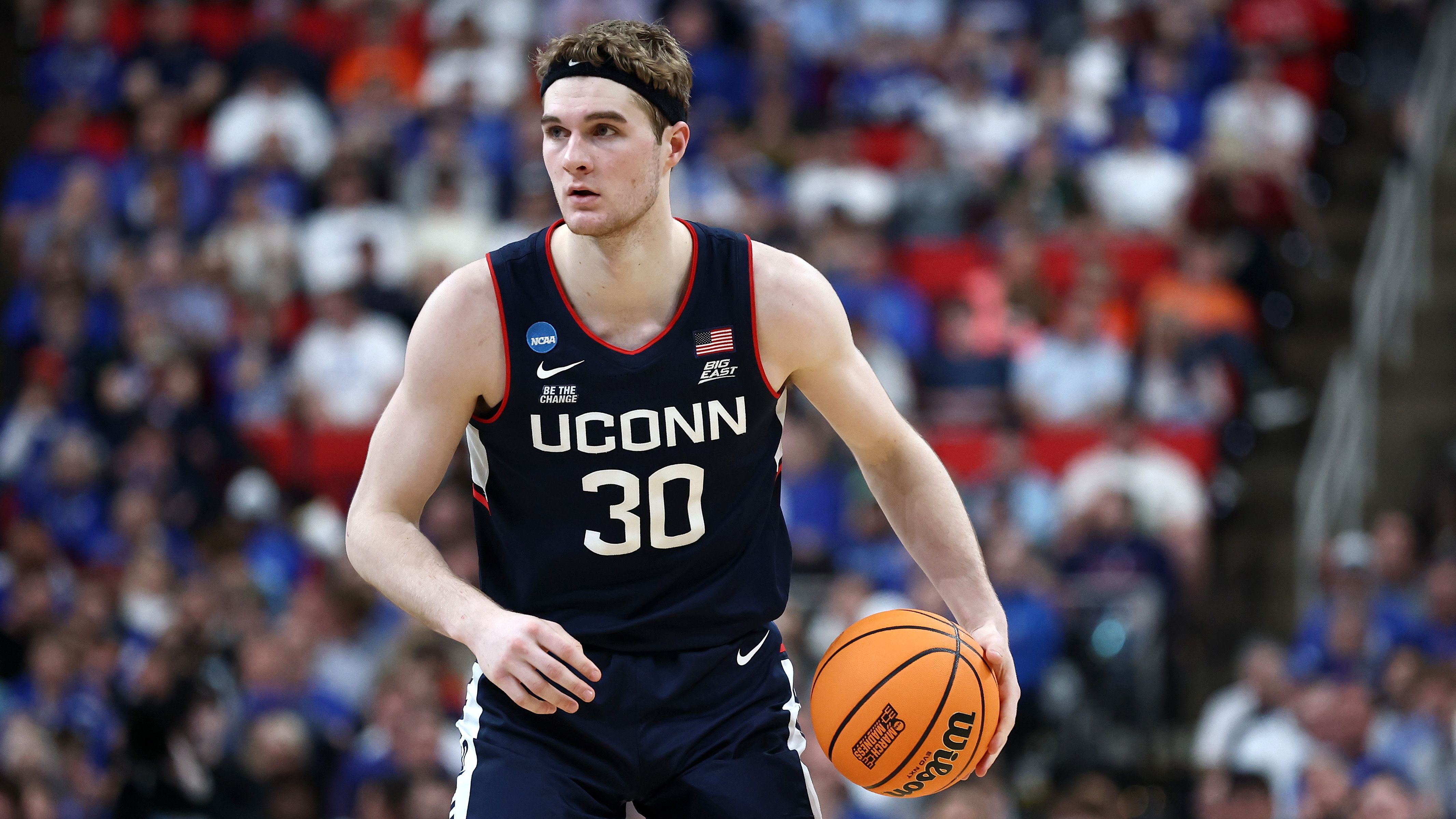 <strong>University of Connecticut</strong><br>NFL:<br>- Chase Lundt (Bills)<br>NBA:<br>- Liam McNeeley (Suns, zu den Hornets gedraftet; Bild)