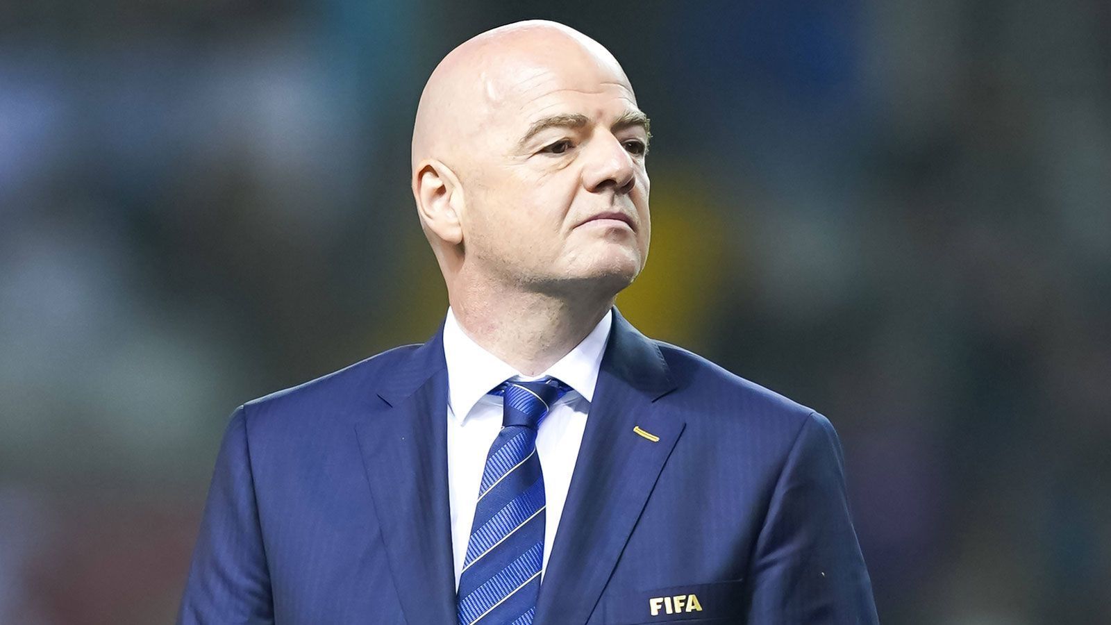 
                <strong>4. November 2022</strong><br>
                Gianni Infantino hat nach jahrelangen Diskussionen genug von der Kritik. "Konzentrieren wir uns auf den Fußball", schreibt er in einem Brief an die Verbände der 32 WM-Teilnehmer. Ihm sei bewusst, dass "der Fußball nicht in einem Vakuum existiert und es weitreichende politische Probleme auf der ganzen Welt gibt". Er fordert: "Bitte lasst nicht zu, dass der Fußball in jeden politischen und ideologischen Kampf gezogen wird."
              