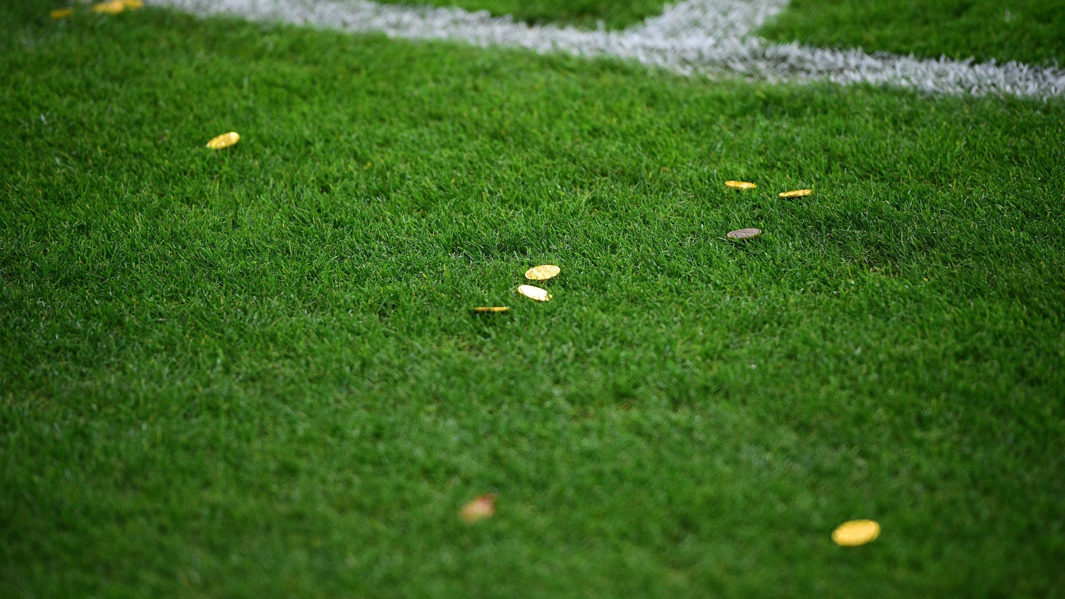 <strong>Borussia-Fans mit Schokotaler-Protest</strong><br>Die Anhänger von Borussia Mönchengladbach beließen es nicht nur bei einem Spruchband, sondern nach einigen Minuten der Partie flogen aus dem Fanblock der "Fohlen" hunderte Schokogoldtaler auf den Rasen des Borussia-Parks.&nbsp; Auch dies ist eine Botschaft an die DFL, die sich für Investoren künftig öffnen möchte.&nbsp;