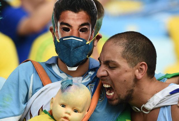 
                <strong>Luis Suarez beißt wieder zu</strong><br>
                Den Spott der Fans aller Nationen hatte Suarez sicher, auch bei den Spielen ohne Beteiligung Uruguays. Und auch bei Twitter musste der "Beißer" sich einiges gefallen lassen...
              