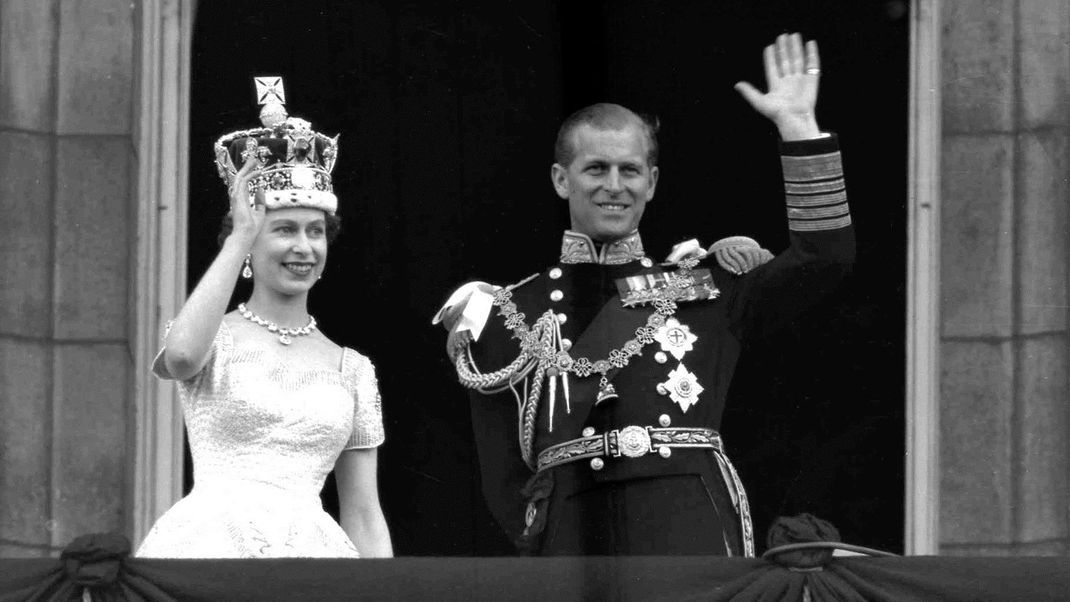 Die junge Queen Elizabeth bei ihrer Krönung, neben ihr Prinz Philip.