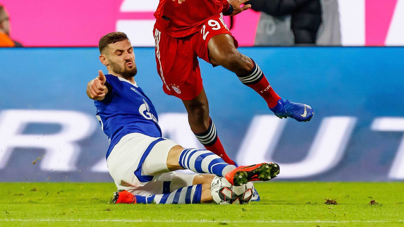 
                <strong>Daniel Caliguri</strong><br>
                Wirkt in der ersten Hälfte mit dem linken Flügel der Bayern aus James und Coman überfordert. Lässt sich ein ums andere Mal überlaufen. Nach vorne bemüht aber nicht immer glücklich. Lässt sich auch vor dem 1:3 von Coman überlaufen. Danach mit deutlich mehr Mut nach vorne. Versucht über seine Seite immer wieder Druck zu machen und schlägt einige gute Hereingaben. Zieht auch mal nach innen und schließt aus der Distanz ab, diese bleiben aber ungefährlich. ran-Note: 3
              