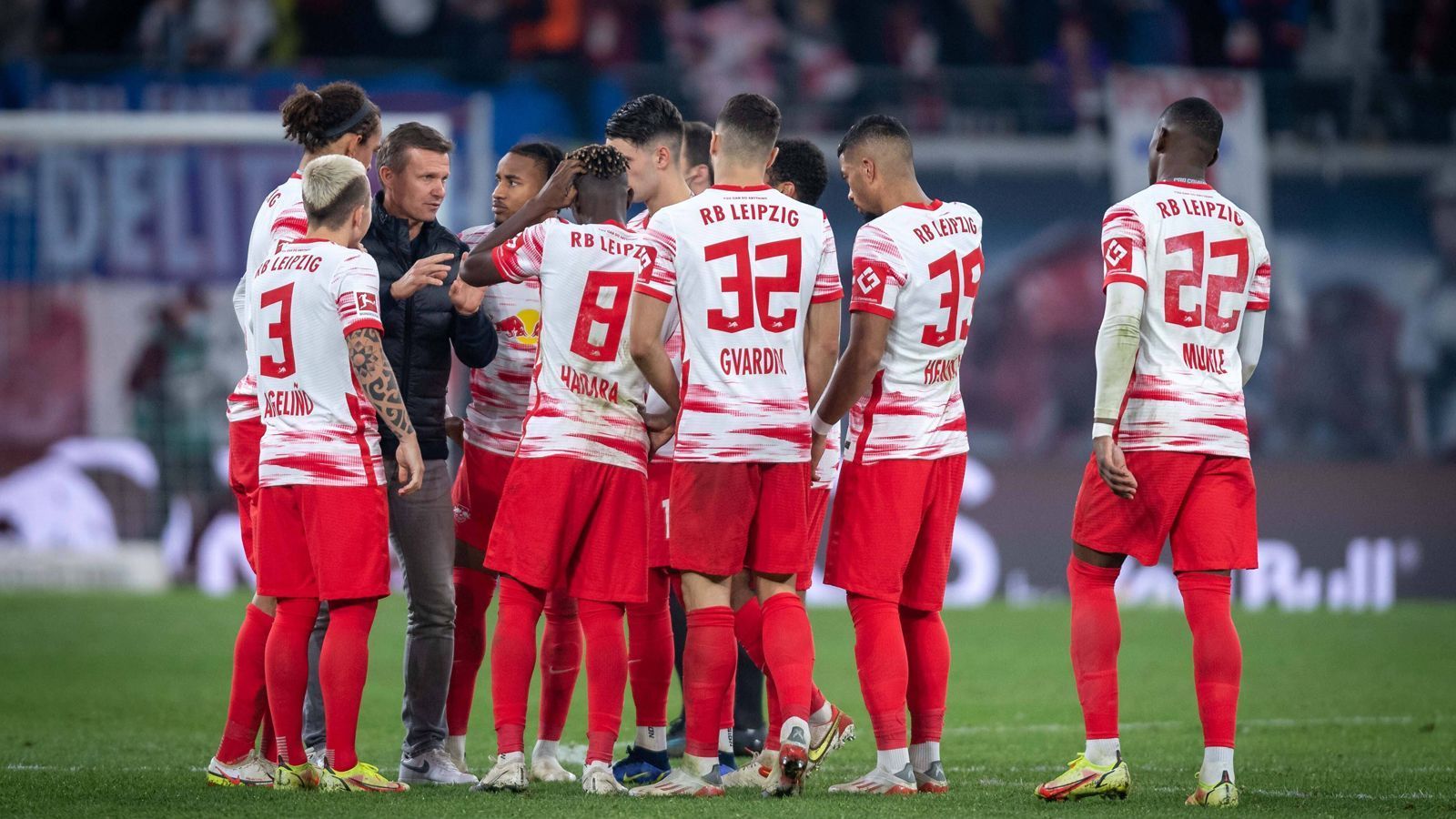 
                <strong>Bundesliga: Die Ausstiegsklauseln der RB-Leipzig-Stars</strong><br>
                Das Prinzip von RB Leipzig besteht darin, junge talentierte Spieler zu kaufen, weiterzuentwickeln und dann teuer zu verkaufen. Einige Profis lassen sich offenbar nur mit Ausstiegsklauseln locken, wie ein Bericht der "Sport Bild" vermuten lässt. Das Blatt veröffentlichte die Summen, für die die Leipziger Spieler demnach zu haben sind. ran zeigt die betreffenden Akteure und ihre jeweilige Ausstiegsklausel. (Stand: 10.11.2021)
              