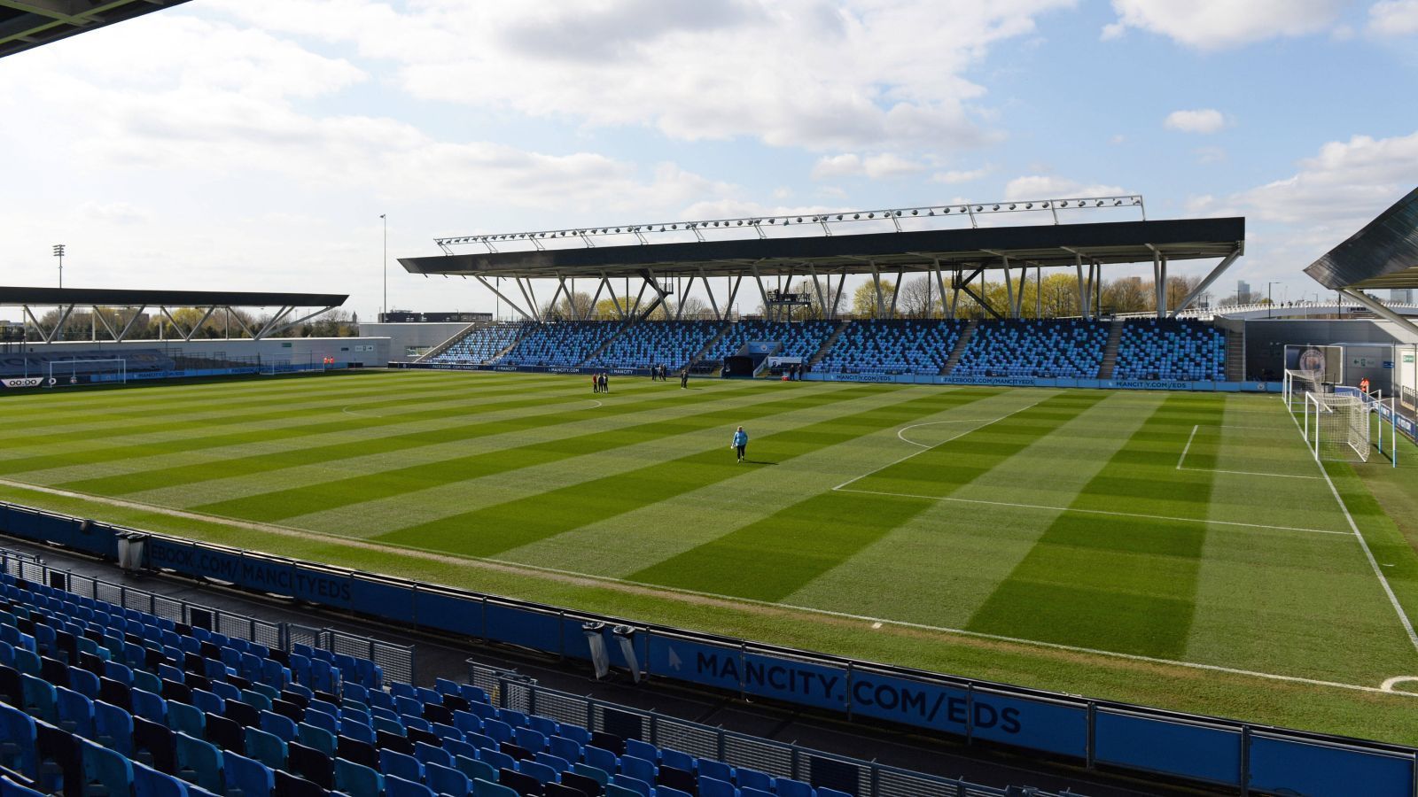 
                <strong>Manchester City Academy Stadium</strong><br>
                &#x2022; Heimverein: Manchester City U23<br>&#x2022; Kapazität: 7.000<br>&#x2022; Anzahl Spiele: 3<br>
              