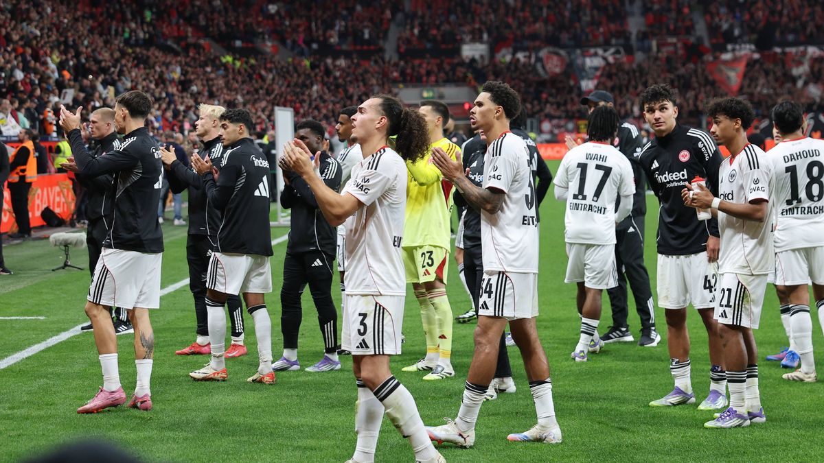 GER, 1.FBL. Bayer 04 Leverkusen vs. Eintracht Frankfurt 12.09.2025, BayArena, Leverkusen, GER, 1.FBL. Bayer 04 Leverkusen vs. Eintracht Frankfurt, im Bild: die Frankfurter verabschieden sich von de...