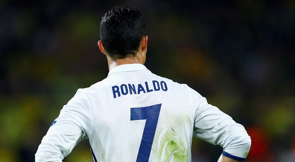 
                <strong>Cristiano Ronaldo</strong><br>
                Auch wenn es am Ende ganz knapp nicht zum Meistertitel sondern nur zu Platz zwei reichte, hatte der Portugiese natürlich auch mit seinen Toren Anteil am Erfolg der Madrilenen. In der LaLiga-Saison 2015/2016 traf Ronaldo 35-mal - insgesamt schoss Real 110 Treffer. Damit kamen rund 32 Prozent der Saisontore allein vom Mann mit der Rückennummer 7. Obendrauf gab Ronaldo noch elf Vorlagen für seine Teamkollegen. 
              