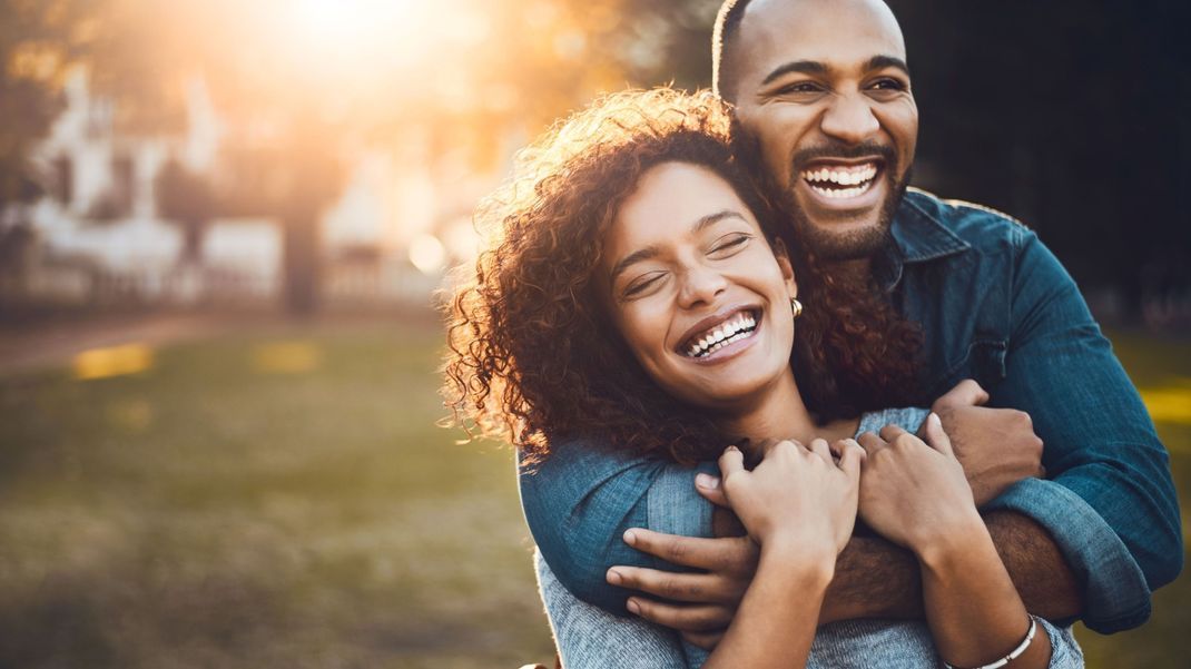 Wie verlieben sich Männer? Studien haben es herausgefunden und vier verschiedene Phasen erkannt.