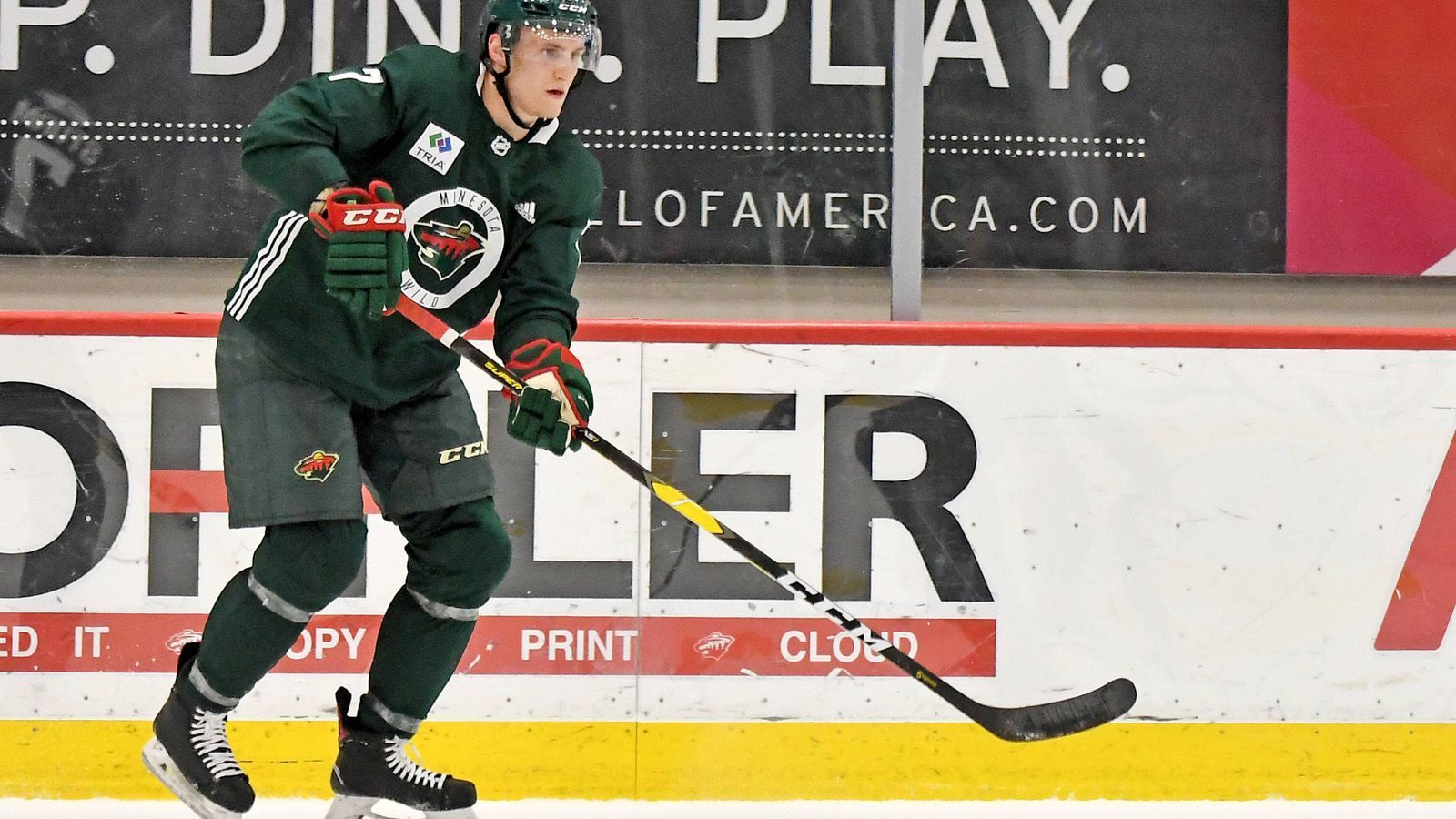 
                <strong>Nico Sturm (Minnesota Wild) </strong><br>
                Center Sturm befindet sich nach kurzem Hineinschnuppern in der Vorsaison in seiner ersten echten NHL-Saison. Der 25-jährige Stürmer hatte in der laufenden Saison sechs NHL-Einsätze (zuletzt am 29. Dezember) und zwei Assists zu verbuchen. Zumeist kam er im Farmteam Iowa Wild zum Einsatz. Zwar steht er nun in Minnesotas 31 Mann umfassenden Playoff-Kader, auf Eiszeit dürfte der gebürtige Augsburger aber nur hoffen, sollte einer der Mittelstürmer der Wild ausfallen. Die Minnesota Wild (Platz 10 im Westen) erwartet mit den siebtplatzierten Vancouver Canucks eine schwierige Aufgabe. Bei den Kanadiern fehlt Marc Michaelis. Der Nationalstürmer hatte vor der Pause nach seinem Abschuss am College zwar bei den Canucks unterschrieben, stößt aber erst zur nachfolgenden Saison zum Team.
              