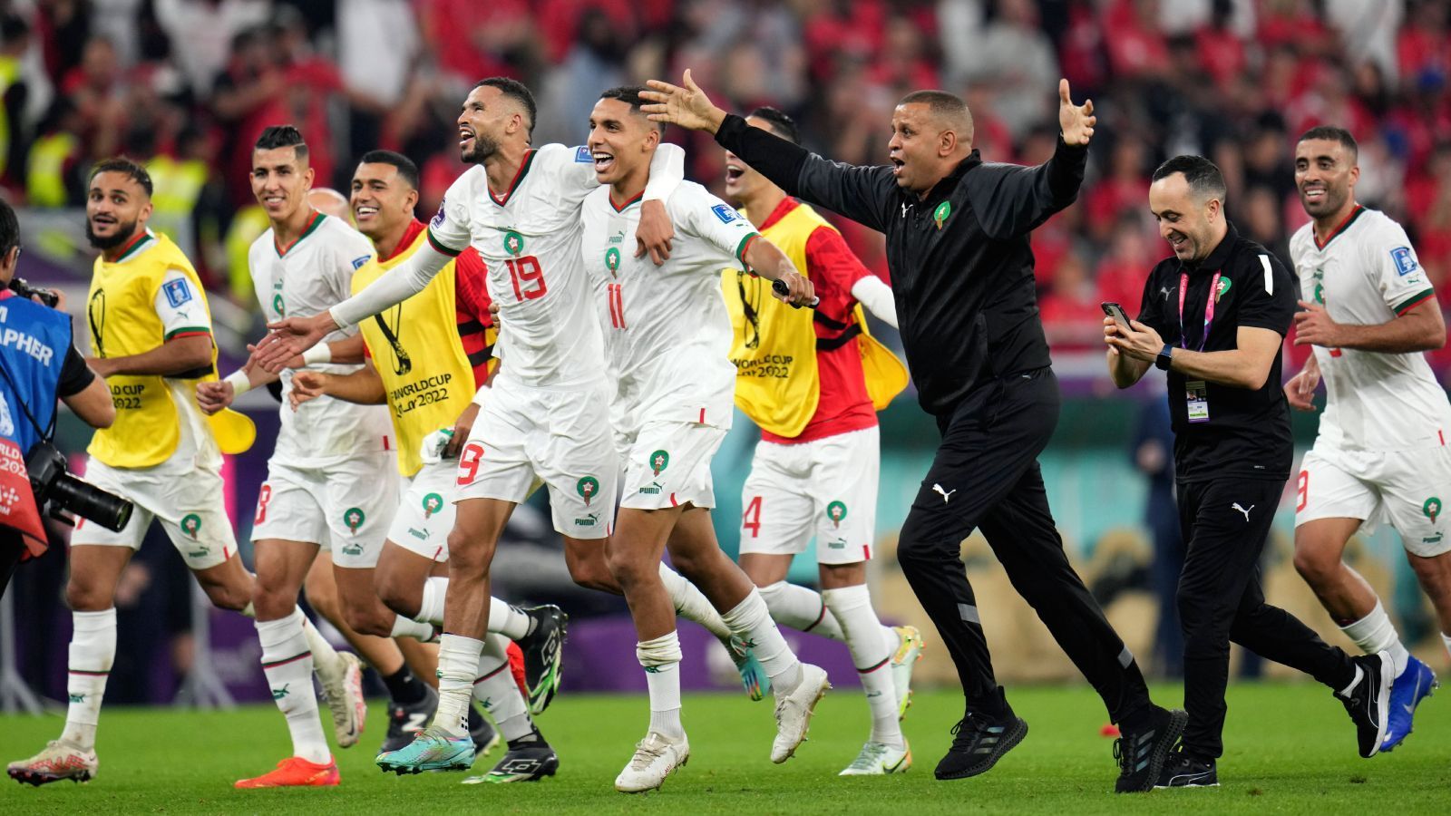 
                <strong>Platz 7: Marokko</strong><br>
                Es ist nicht weniger als ein Märchen, das die marokkanische Nationalmannschaft bei dieser WM schreibt. Nach einer bärenstarken Gruppenphase, in der die Marokkaner Gruppensieger vor Kroatien, Belgien und Kanada wurden, kämpften und bissen sie genau so leidenschaftlich im Achtelfinale gegen Spanien. Nach einem 0:0 in regulärer Spielzeit wurde Torwart Yassine Bounou mit zwei gehaltenen Strafstößen zum Helden. Überhaupt ist Marokkos Defensive erstklassig: In vier Spielen inklusive Elfmeterschießen kassierten sie nur ein Gegentor, das erzielte in Nayef Aguerd auch noch ein eigener Mann. Einziges Manko: Während die erste Elf sehr gut besetzt ist, mangelt es hingegen an Qualität von der Bank. Vor dem Viertelfinal-Duell gegen Portugal also "nur" Platz sieben.
              