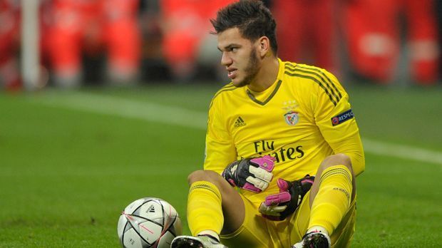 
                <strong>Torwart: Ederson (Benfica / Brasilien)</strong><br>
                Torwart: Ederson (Benfica / Brasilien). Der 22 Jahre Keeper spielt beim portugiesischen Liga-Meister Benfica Lissabon. Dort duelliert er sich mit seinem Landsmann Julio Cesar um den Posten der Nummer 1. In der Champions League durfte er in beiden Partien gegen den FC Bayern München ran. Bei der Copa wird es wohl auf einen Zweikampf mit Valencia-Keeper Diego Alves hinauslaufen.
              