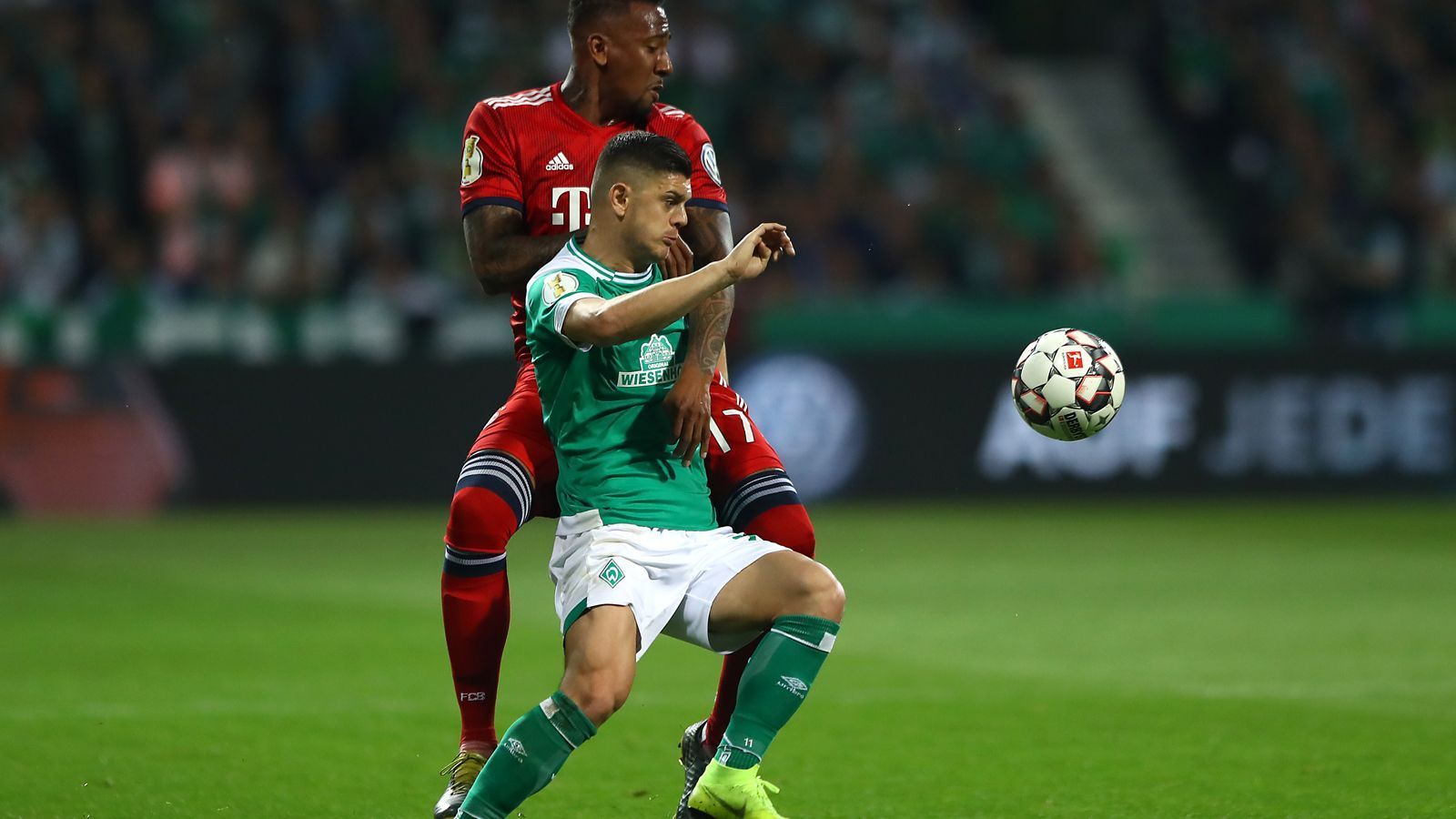 
                <strong>Jerome Boateng (Bayern München)</strong><br>
                Nicht immer sattelfest, mit Fehlpässen und hin und wieder mit einem schlechten Timing. Dafür mit exakt getimter Bogenlampen-Flanke vor dem 1:0. ran-Note: 3
              