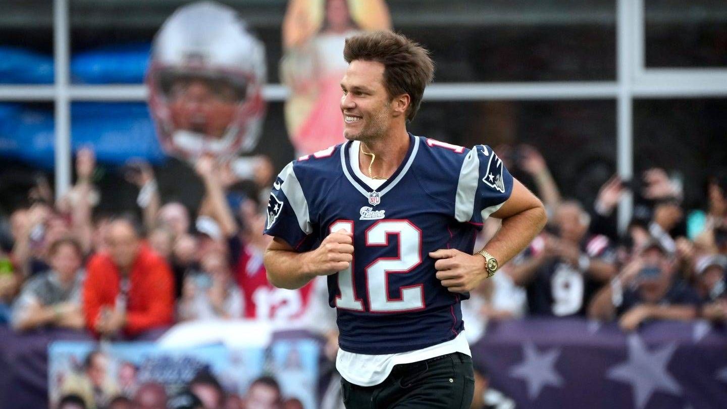 <strong>Das perfekte Spiel für Brady-Jünger</strong><br>Apropos Mac Jones. Anhänger (oder besser: Jünger) eines gewissen Tom Brady - und davon gibt es in Deutschland einige - dürften am Sonntag voll auf ihre Kosten kommen. Denn selbstverständlich war der Erfolg in den vergangenen 20 Jahren nur ihm zu verdanken. Natürlich war mit ihm alles besser. Natürlich ist er der GOAT. Natürlich kann Jones gar nichts. Wir hören euch ja!