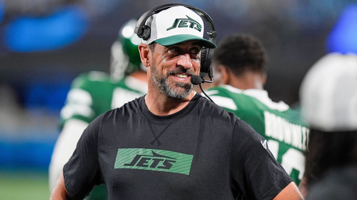 NFL, American Football Herren, USA New York Jets at Carolina Panthers Aug 17, 2024; Charlotte, North Carolina, USA; New York Jets quarterback Aaron Rodgers (8) shares a laugh on the sidelines durin...