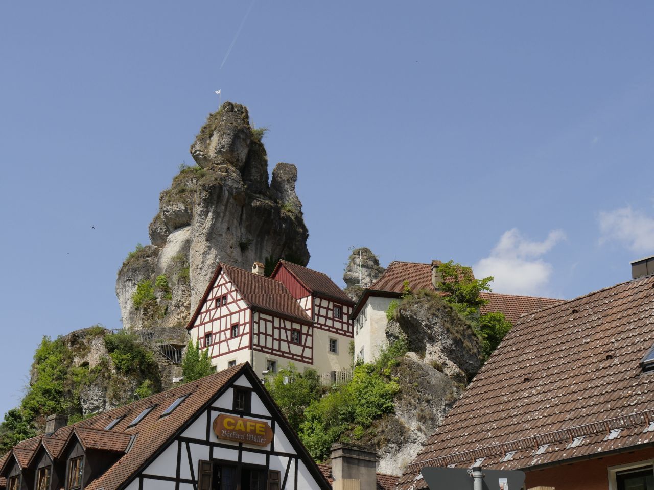 Auch in Oberfranken gibt es eine charakteristische Hügellandschaft mit beeindruckenden Felsformationen. Außerdem cool: die vielen Burgen und Ruinen.