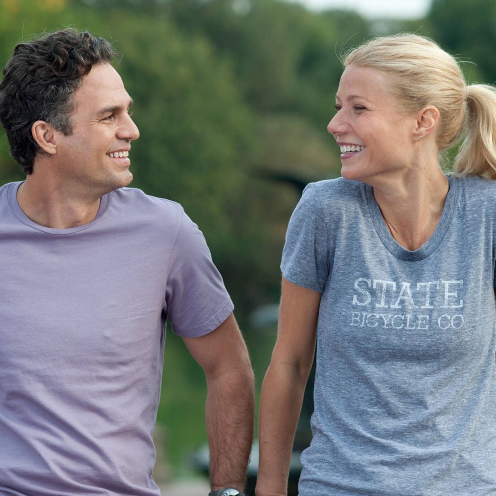 Mark Ruffalo und Gweynth Paltrow in "Thanks for Sharing - Süchtig nach Sex". Sie schauen sich innig und lachend an. 