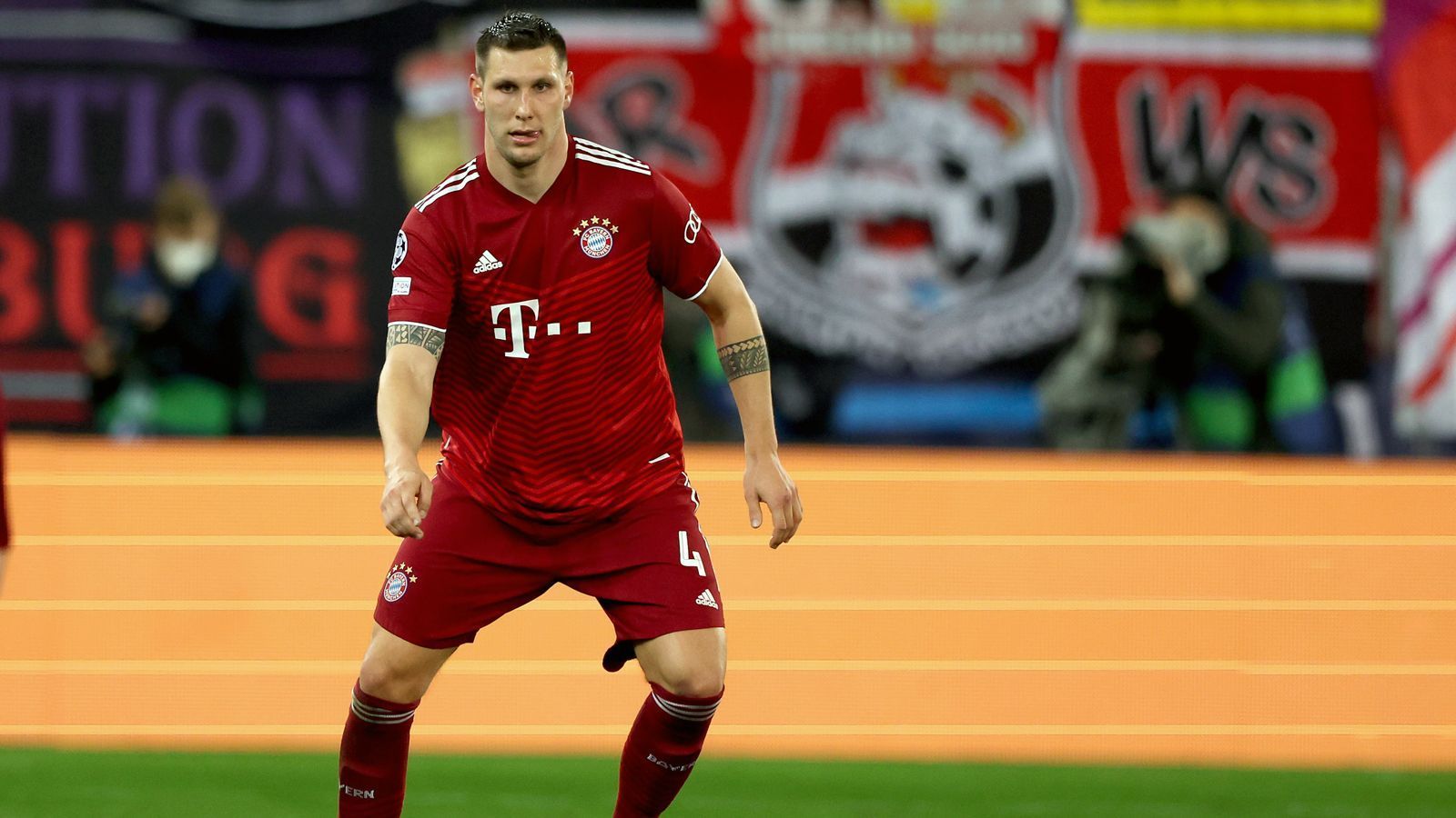 
                <strong>Niklas Süle (verpflichtet vom FC Bayern München)</strong><br>
                Mit der Verpflichtung von Innenverteidiger Niklas Süle landete der BVB einen richtigen Transfercoup. Den 26-Jährigen bekommen die Dortmunder nämlich ablösefrei von den Bayern, wo der 1,95 Meter große Defensivmann seinen auslaufenden Vertrag nicht verlängern wollte. Süle bzw. sein Berater führten als Grund für den Abgang in Richtung Dortmund nicht zuletzt die angeblich fehlende Wertschätzung durch die Bayern-Bosse an. Sportlich war Süle bei den Münchnern hingegen bis zum Schluss gefragt. In seiner Abschluss-Saison für die Bayern bestritt der frühere Hoffenheimer unter anderem 28 Bundesliga-Spiele, künftig soll er die zuletzt wackelige BVB-Defensive stabilisieren.
              