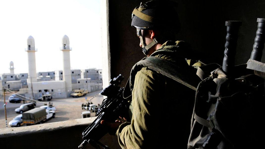 Ein Soldat der israelischen Streitkräfte mit einem Gewehr in der Hand. (Symbolbild)