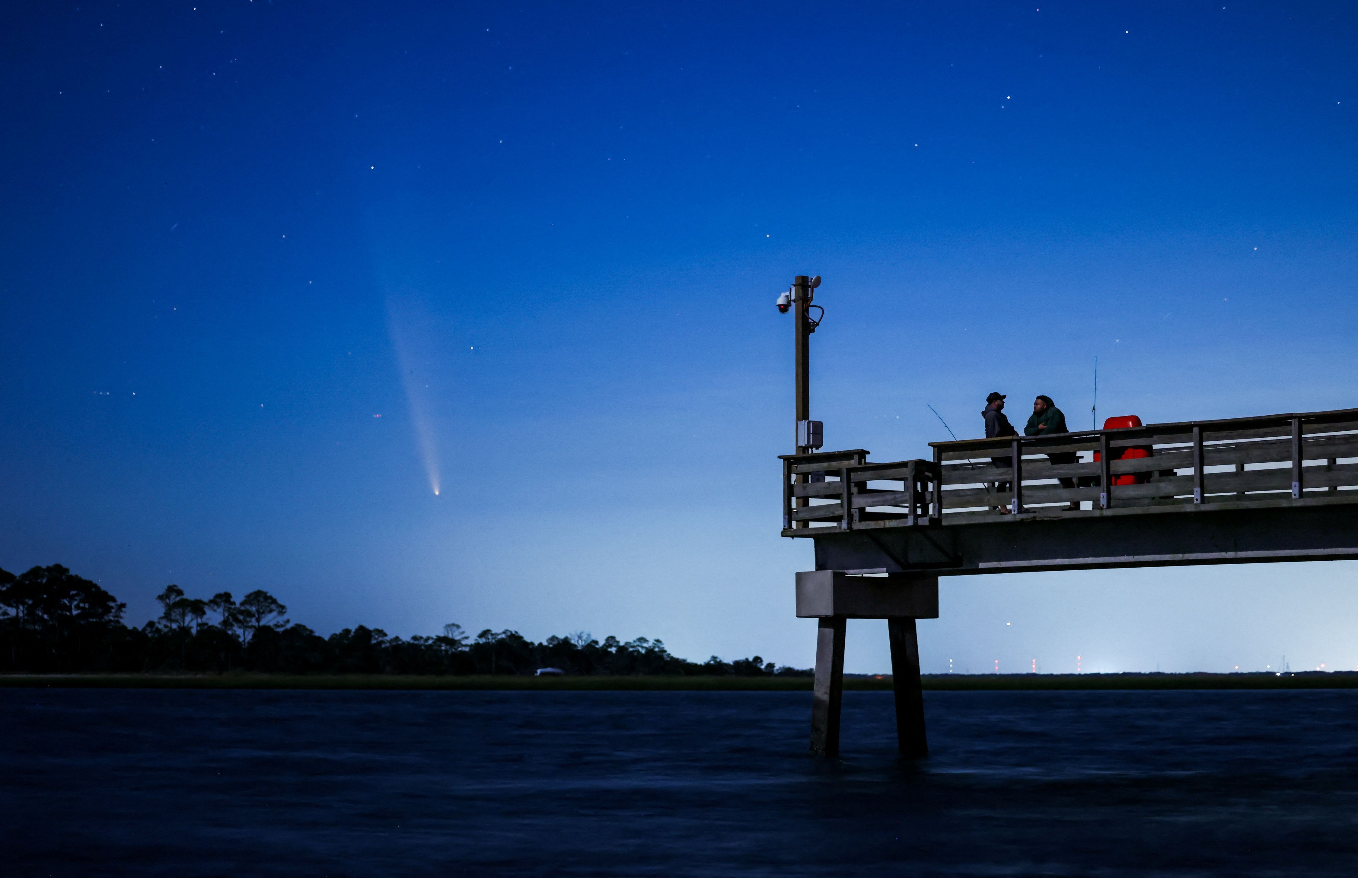 Tsuchinshan-Atlas über dem Fisherman’s Walk Pier in Tybee Island, Georgia.