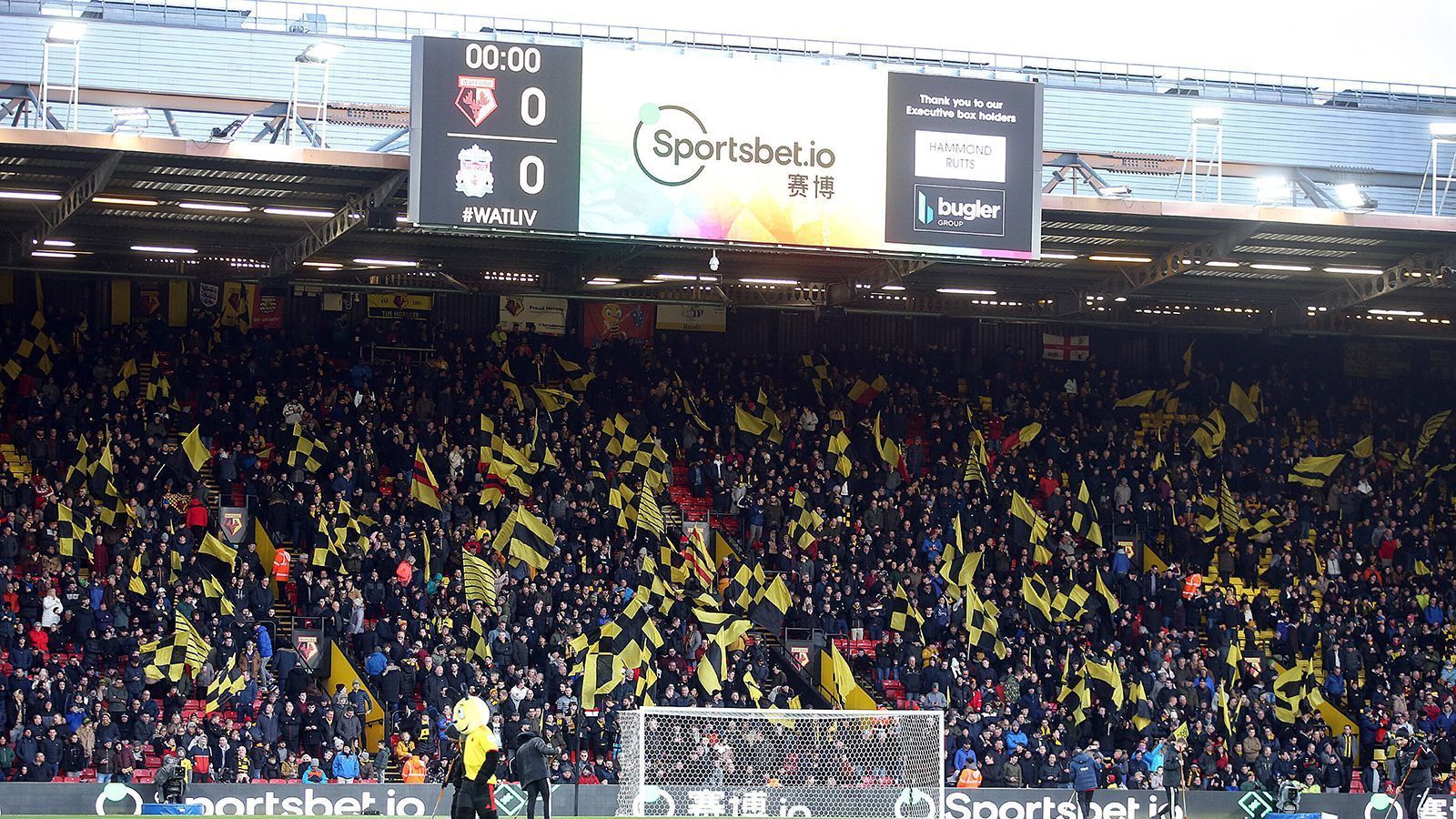 
                <strong>England: Premier League</strong><br>
                Auch die englische Liga arbeitet an einer Rückkehr der Fans in die Stadien. Am Samstag dürfen beim Testspiel zwischen Brighton & Hove Albion und dem FC Chelsea 3000 Zuschauer ins American Express Community Stadium. Die britische Politik zeigt sich gesprächsbereit, mahnt aber auch weiter zur Vorsicht. Stand jetzt geht auch die Premier League ohne Fans in die neue Saison, die am 12. September beginnen soll.
              