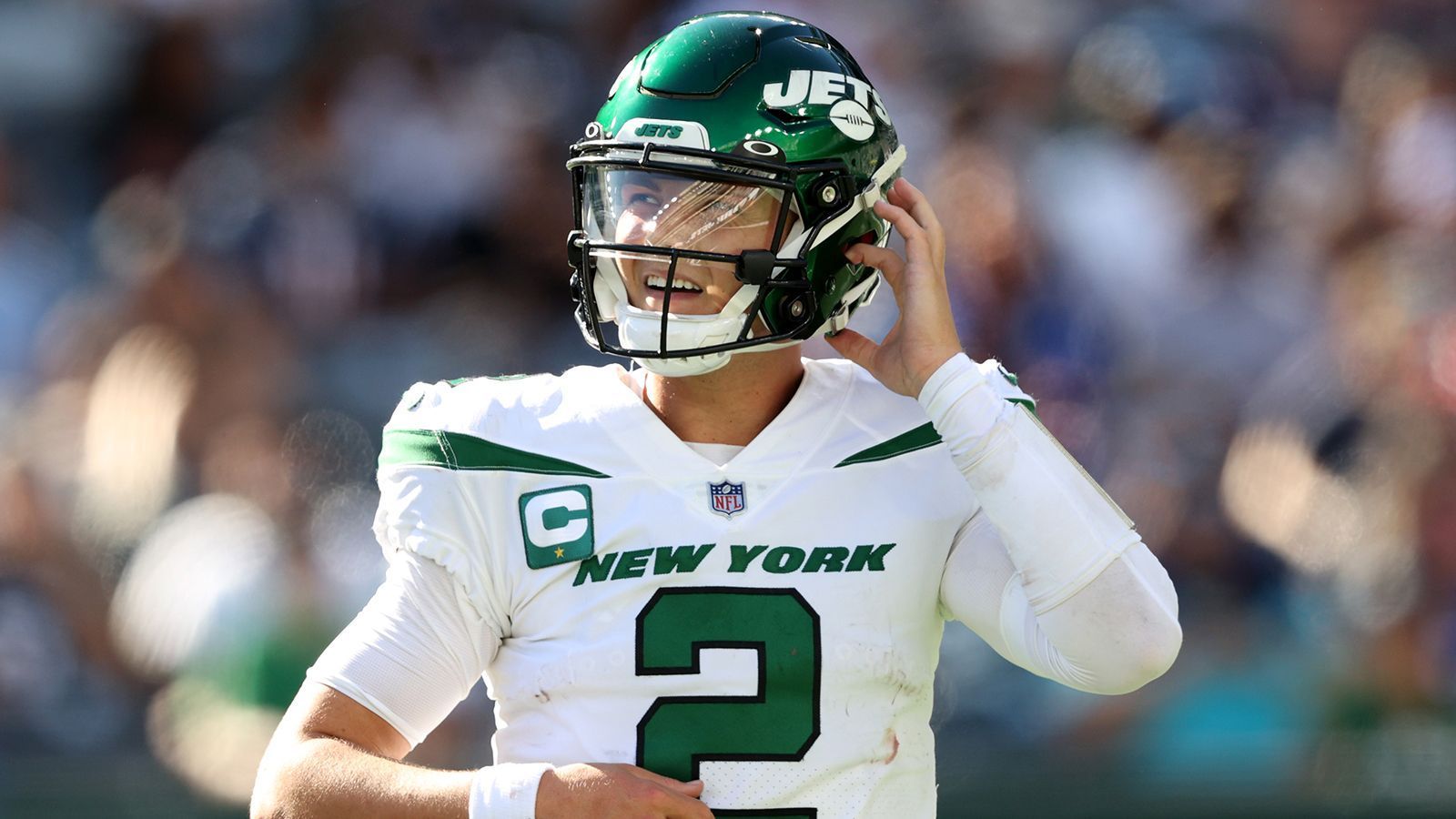 
                <strong>New York Jets</strong><br>
                Nur 14 Punkte gegen die Panthers, sechs gegen die Patriots und eine krachende Null gegen die Denver Broncos. Die Offensive der New York Jets hat bislang nur halb so viele Punkte erzielt, wie die zweitschlechteste der Liga - die Chicago Bears. O-Line-Hoffnung Mekhi Becton fällt dazu lange aus und Rookie-Quarterback Zach Wilson zeigt, dass er noch eine ganze Weile braucht, um sich an das Tempo der National Football League zu gewöhnen. Aktuell steht er bei zwei Touchdowns und sieben Interceptions. Immerhin zeigt sich die Defense der "Gang Green" NFL-tauglich, statistisch liegt sie im soliden Mittelmaß. Das reicht allerdings nicht, um die eklatanten Schwächen in der Offense auszumerzen. Jeder mögliche Sieg für die Jets ist in der Saison ein Erfolg. 
              