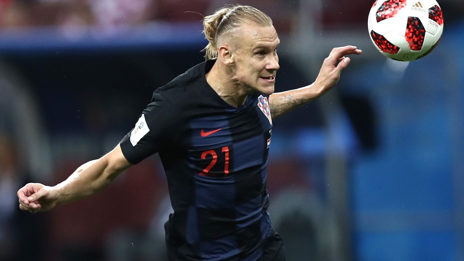 
                <strong>Domagoj Vida (Kroatien)</strong><br>
                Der Innenverteidiger steht von der ersten Minute an unter Druck und muss immer wieder in höchster Not klären. Dabei steht er meist richtig und geht robust in die Zweikämpfe. Eine gute  Leistung des Abwehrchefs. Gibt außerdem dem Fotografen, der unter dem kroatischen Jubelhaufen begraben wird, ein Küsschen. Das hätte man von Rauhbein Vida nicht erwartet. ran-Note: 
              