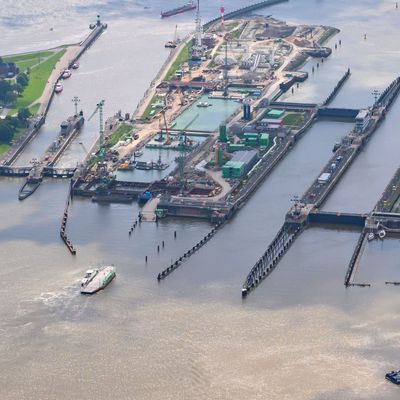 Die Schleuse zwischen Elbe und Nord-Ostsee-Kanal (NOK) in Brunsbüttel