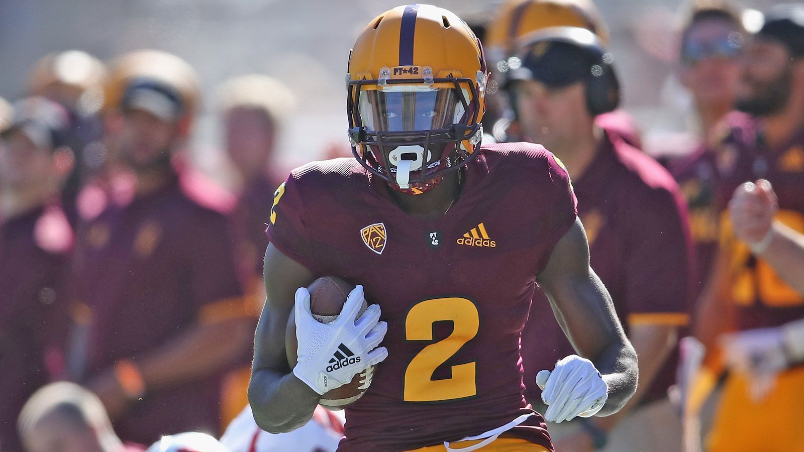 
                <strong>Brandon Aiyuk (Arizona State) </strong><br>
                Brandon Aiyuk hat seinen Wert durch die vergangene College-Saison von allen Prospects wohl mit am meisten gesteigert. Nachdem er seine Receiving Yards sowie Touchdowns im Vergleich zum Vorjahr fast verdreifachen konnte, wird er von vielen Experten längst nicht mehr nur als Geheimtipp angesehen. Obwohl es noch Schwächen im Eins gegen Eins und in eng verteidigten Situationen gibt, überzeugt er im Slot durch eine unglaubliche Antizipation. Seine Moves, nachdem er den Ball gefangen hat, sind außergewöhnlich und lassen ihn elegant und "smooth" durch die Defense gleiten. Sollte Aiyuk an das Ende der ersten Runde fallen, besteht durchaus eine reelle Chance, in ein für ihn passendes Playbook wie das von Kyle Shanahan oder Sean Payton gedraftet zu werden. Vom Spielstil erinnert er hierbei an einen jungen Sammy Watkins und könnte als Nummer-Zwei-Receiver beim richtigen Team bereits im ersten Jahr einiges an Schaden für die Gegner anrichten.
              