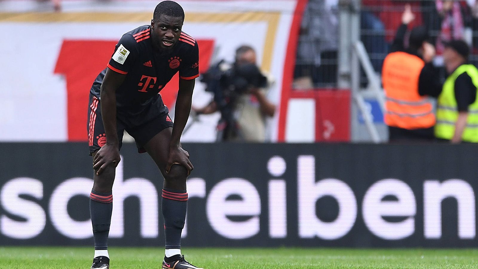 
                <strong>Dayot Upamecano</strong><br>
                Dayot Upamecano zählt eigentlich unbestritten zum Stammpersonal in der Bayern-Defensive. Dennoch gleicht die Saison des Franzosen einer Achterbahnfahrt. Gerade zu Saisonbeginn zeigte seine Kurve stetig nach oben, er entwickelte sich zum Abwehrchef. Doch in den vergangenen Wochen stand er mit seinen Fehlern symptomatisch für das Scheitern der Bayern. Alleine gegen Manchester City patzte er im Hinspiel übel und rutschte im Rückspiel ganz unglücklich weg. Und auch bei der Niederlage gegen Mainz hatte er - wie die gesamte Mannschaft - in der zweiten Halbzeit völlig die Ruhe und Spielkontrolle verloren. Upamecano ist an guten Tagen und mit Selbstvertrauen im Rücken nach wie vor ein absoluter Weltklasse-Verteidiger, doch diese Tage gab es zuletzt selten. Er wird den Klub zwar vermutlich nicht verlassen, aber sein Stammplatz steht absolut zur Diskussion.
              