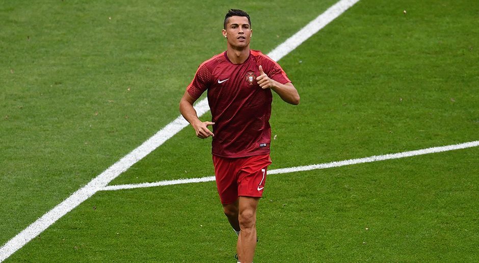 
                <strong>Cristiano Ronaldo</strong><br>
                Cristiano Ronaldo spielt kein einziges Spiel, ohne vorher beim Friseur gewesen zu sein. Wenn die Frisur sitzt, klappt es wohl auch besser mit den Kopfbällen ...
              