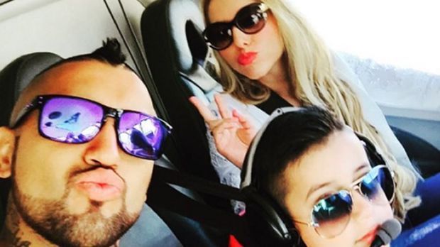 
                <strong>Arturo Vidal</strong><br>
                Arturo Vidal schickt seinen Instagram-Followern einen Gruß auf dem Weg nach Santiago. Während er hier noch cool mit seiner Familie und aufgesetzten Sonnenbrillen posiert, verbringt er die Festtage wohl in der chilenischen Hauptstadt.
              