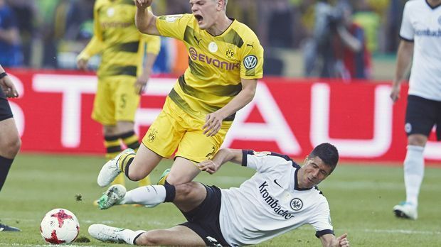 
                <strong>Slobodan Medojevic</strong><br>
                Der defensive Mittelfeldspieler ist die Überraschung in der Startelf der Hessen. Ohne eine Minute in der Saison gespielt zu haben, darf Medojevic in Berlin von Beginn an ran. Die fehlende Spielpraxis ist ihm zunächst anzumerken. Macht an der Seite von Techniker Gacinovic die Drecksarbeit und das recht zuverlässig. Nach 54 Minuten gegen Tawatha ausgewechselt. ran-Note: 3
              