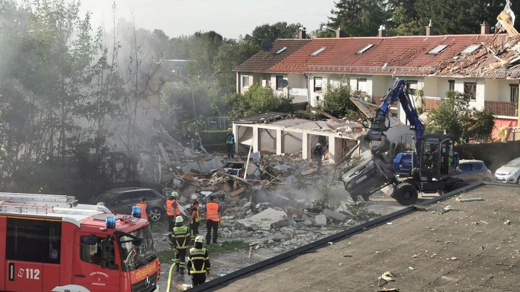 In Memmingen stürzte ein Gebäude nach einer Explosion ein.