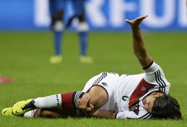 
                <strong>November 2013: Kreuzbandriss</strong><br>
                Damit fing die Misere an: Im Freundschaftsspiel gegen Italien zieht sich Sami Khedira im November letzten Jahres einen Kreuzbandriss und einen Innenbandriss zu. Fast die komplette Rückrunde fällt für Khedira ins Wasser. 
              