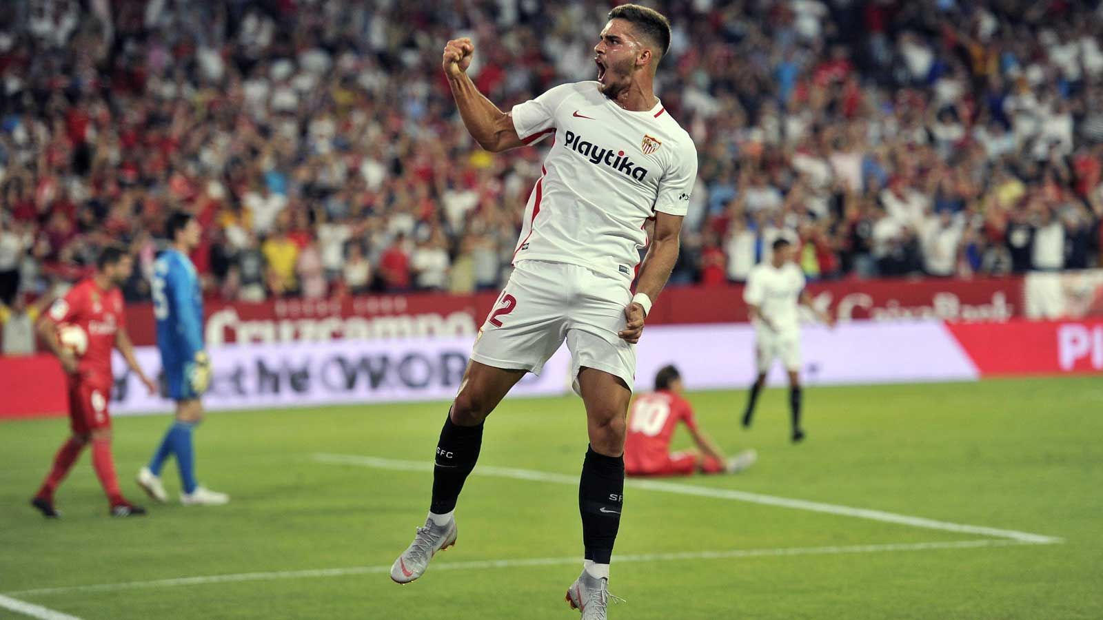 
                <strong>Angriff - Andre Silva (FC Sevilla)</strong><br>
                Um Platz für Higuain im Milan-Sturm zu schaffen, verliehen die Italiener den Portugiesen Andre Silva nach einer etwas enttäuschenden ersten Saison in der Serie A zum FC Sevilla - und werden derzeit wohl nicht aus dem Staunen herauskommen. Der 22-Jährige trifft für die Andalusier in La Liga nach Belieben. Sieben Tore bei acht Einsätzen stehen für Silva zu Buche, damit ist der Nationalspieler aktuell sogar erfolgreicher als Lionel Messi (sechs Ligatore). Sollte der Lauf des Stürmers weitergehen, hätte Sevilla durch eine Kaufoption die Möglichkeit, den aktuellen Toptorjäger langfristig zu binden. Als Ablösesumme sind 38 Millionen Euro im Gespräch, wodurch Silva zum mit Abstand teuersten Transfer in der Geschichte der Andalusier werden würde.
              