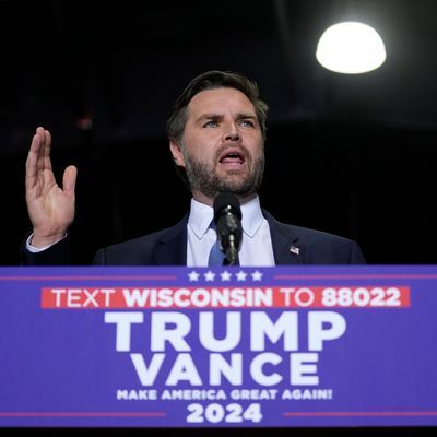 J. D. Vance äußert sich auf einer Wahlkampfveranstaltung abfällig über Migranten in den USA.