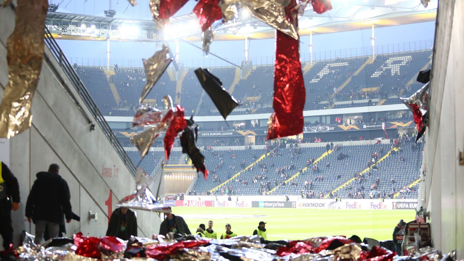 
                <strong>Protest gegen Polizeieinsatz: Frankfurt-Fans zerstören eigene Choreo</strong><br>
                Weil die Anhänger ihre Choreographie penibel geplant hatten und der zeitliche Ablauf durch die Polizei gestört wurde, sagten sie die Choreo ab.  
              