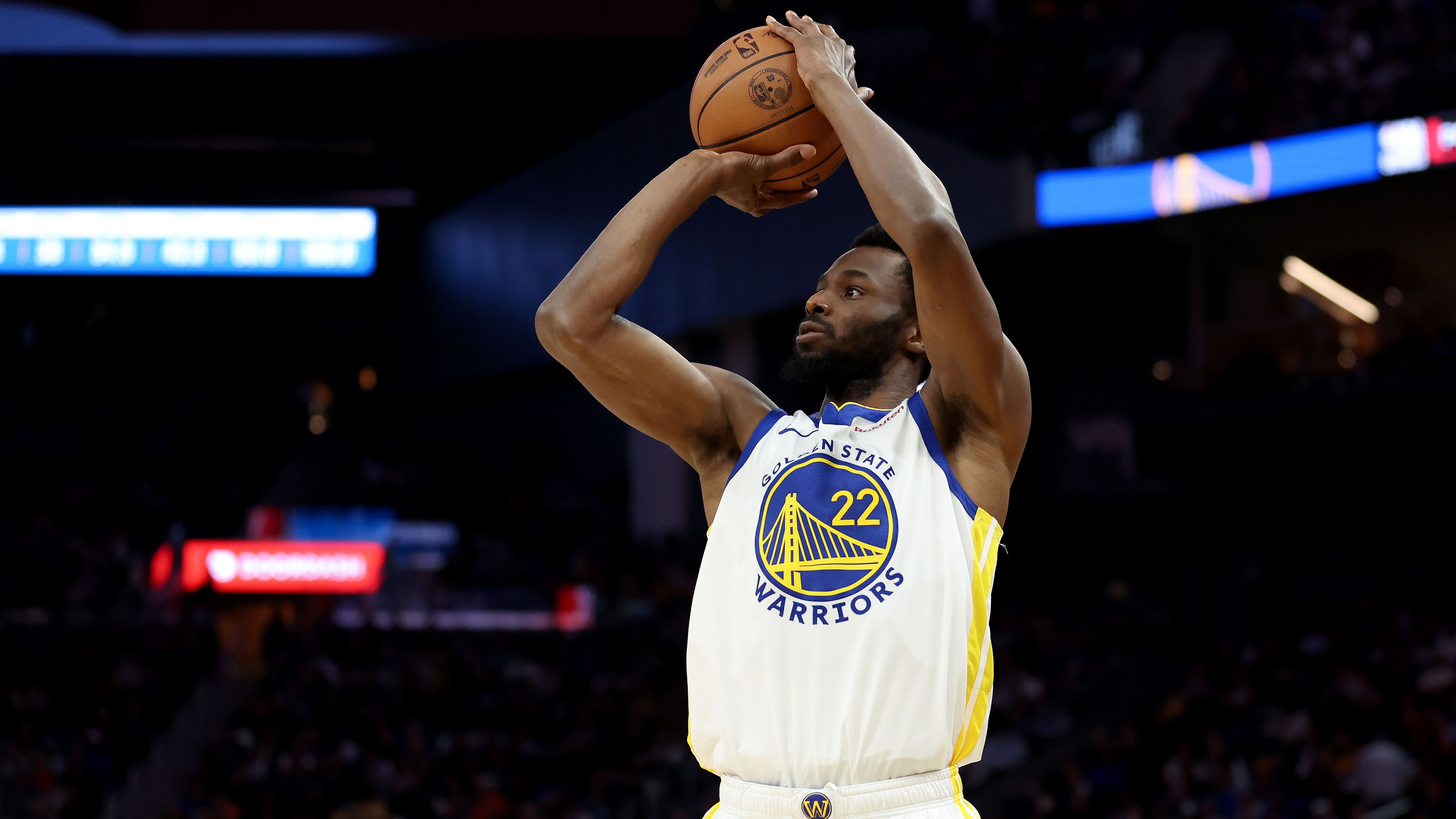 <strong>Platz 10 - Schlechteste Verträge: Andrew Wiggins (Golden State Warriors)</strong><br><em>Gehalt kommende Saison: 26.276.786 Dollar</em><br>Im Meisterschaftsjahr der Golden State Warriors war Wiggins nach Steph Curry wohl der zweitbeste Spieler des Teams. Von diesem Wiggins ist aber nicht mehr viel zu sehen. Verletzungen sowie familiäre Probleme scheinen den Forward sichtlich zu hemmen. Das Problem: Er hat noch zwei Jahre Vertrag und zudem die Spieleroption auf ein drittes Jahr in Höhe von 30 Millionen Dollar.