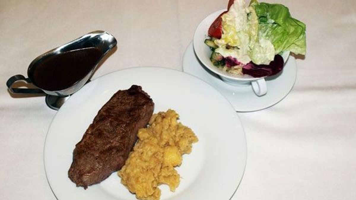 Rumpsteak mit mediterranem Kartoffelstampf und Oederaner Salat_600x348_kabel eins