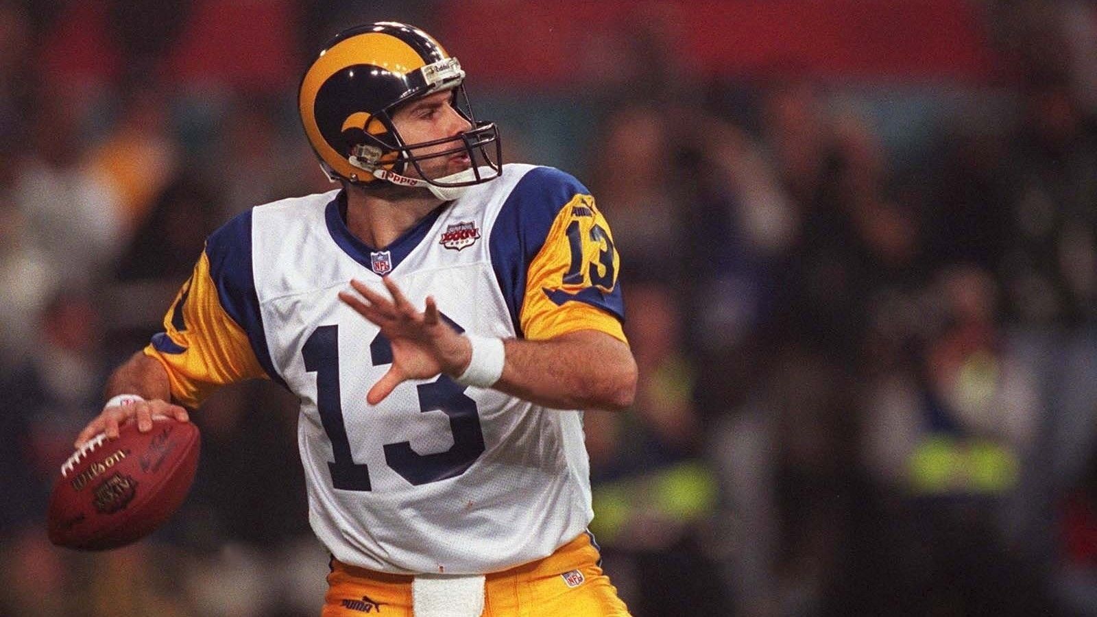 
                <strong>MVP 1999: Kurt Warner (St. Louis Rams)</strong><br>
                Es ist übrigens nicht unmöglich, als MVP auch den Super Bowl zu gewinnen. Das letzte Mal ist aber sehr lange her. In der Saison 1999 wurde Rams-Quarterback Kurt Warner zum wertvollsten Spieler gewählt und holte im Anschluss auch die Vince Lombardi Trophy. Im Endspiel gegen die Titans wurde Warner sogar zum Super-Bowl-MVP gekürt. Eine perfekte Saison.
              