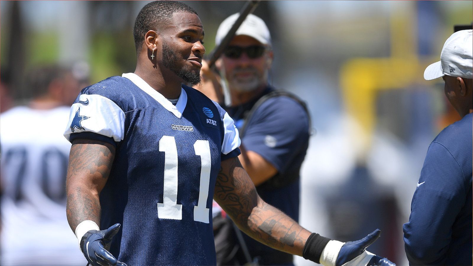 
                <strong>Gewinner: Cowboys schöpfen wieder Hoffnung</strong><br>
                Geht nun wieder die Sonne auf in Dallas? Die Saisonvorbereitung spricht zumindest dafür, dass es bei den Cowboys bergauf geht. Auch wenn Quarterback Dak Prescott nach Knöchelverletzung und Schulterbeschwerden noch nicht topfit ist, macht der Rest des Kaders einen sehr guten Eindruck. Das neue Linebacker-Duo aus Micah Parsons (Foto) und Keanu Neal funktioniert prächtig. Besonders viel Mut macht der Blick auf die O-Line. Erstmals seit 2019 standen Tyron Smith (Tackle), Zack Martin (Guard) and La'el Collins (Tackle) gemeinsam auf dem Feld - das ist schon vielsagend. 
              