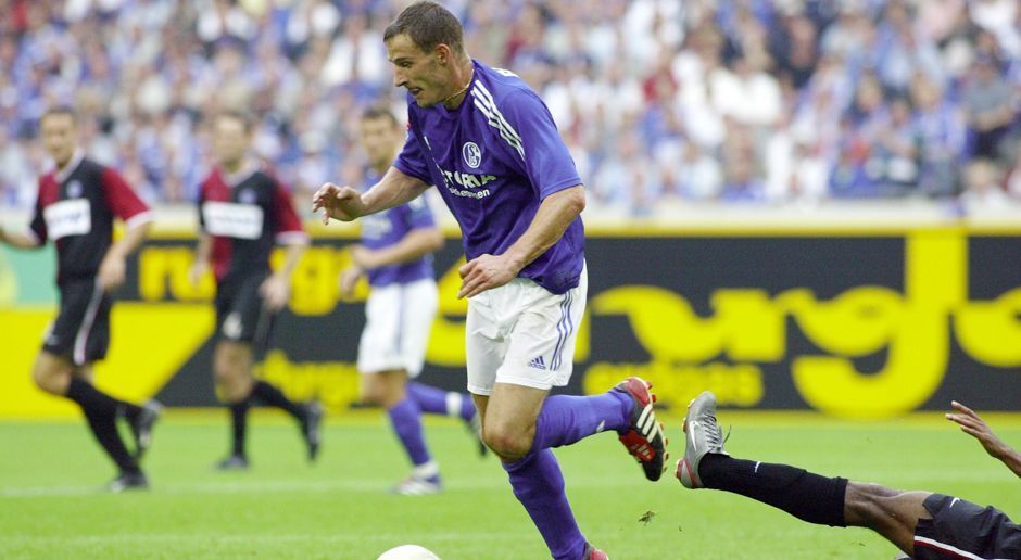 
                <strong>Linkes Mittelfeld: Jörg Böhme (FC Schalke 04)</strong><br>
                Der Schalker war auf dem Platz durch nichts und niemanden zu bremsen. Und man kann getrost sagen, Böhme war auf dem Rasen auch ein wenig verrückt. Der Mittelfeldspieler war ein herausragender Freistoßschütze, aber: egal von wo der Freistoß auch ausgeführt werden sollte, Böhmes erster Gedanke (und meist der letzte) war der direkte Schuss aufs Tor. Egal, ob von der Eckfahne oder aus 40 Metern. Der Mann hatte einfach Zug zum Tor. Zum Glück hat er keine Abstöße gemacht, sonst hätte auch da der Gegner eine Mauer aufstellen müssen. Geiler Typ!
              