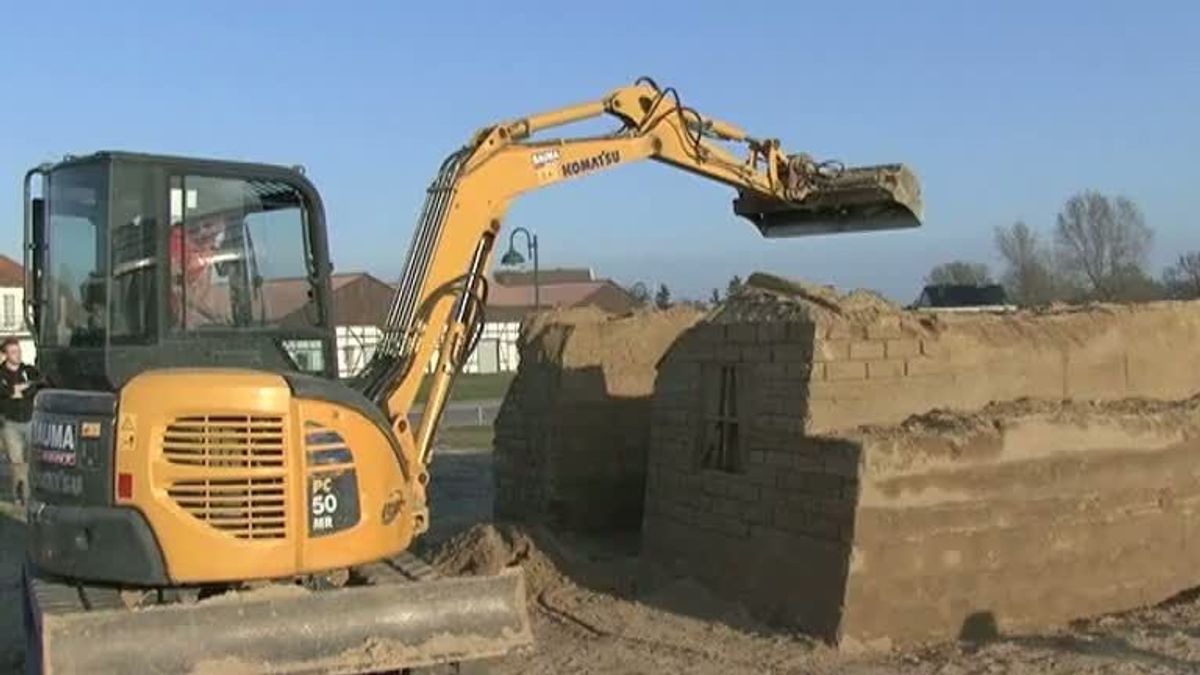 Ein Sandhaus wird abgerissen