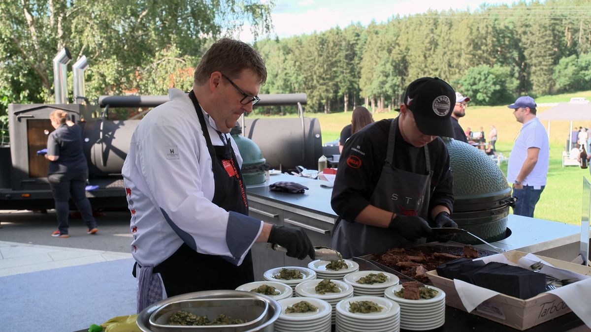Thema u.a.: Grill’n’Roll im Bayerischen Wald: Lucki Maurer rockt den Rost