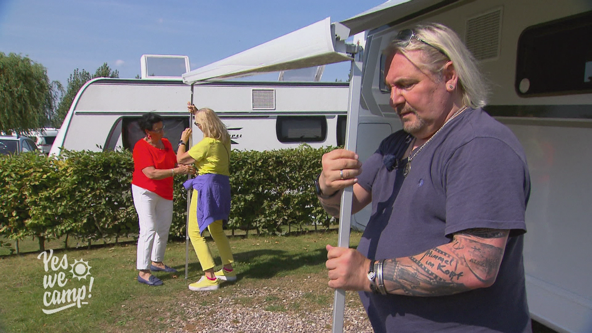 Wohnwagenaufbau und Frühstückseinkauf - Remo und seine Mädels im Camperhimmel