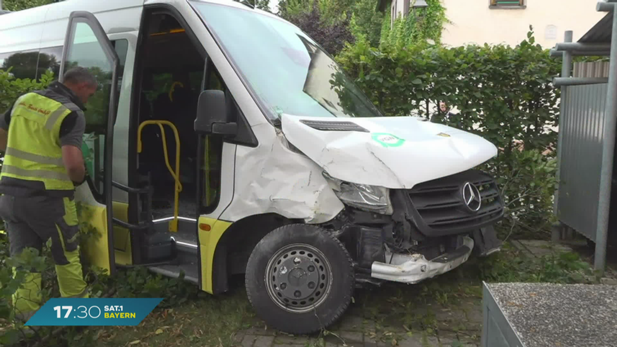 Busunfall in Herzogenaurach: Linienbus kracht mit Hauswand