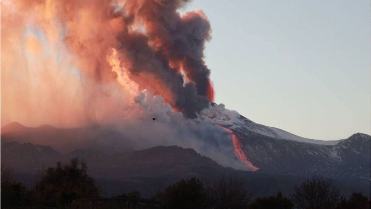Spektakuläre Bilder: Vulkan Ätna spuckt Lava, Feuer und Asche